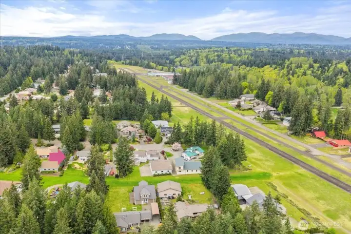 Another aerial shot showing the neighborhood airpark and the airport airstrip of Crest Airfield Runway 16/34.