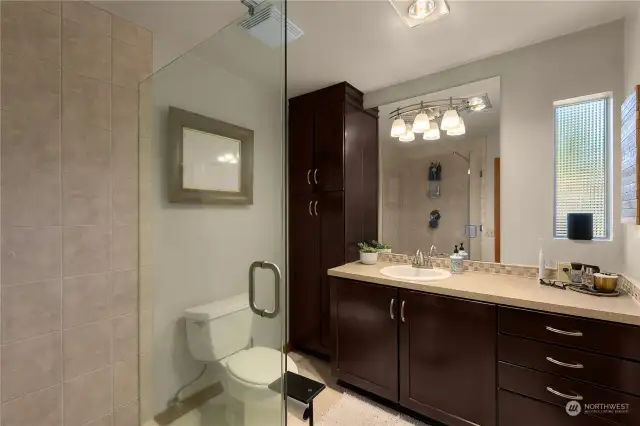 Middle floor unit - Primary Bath