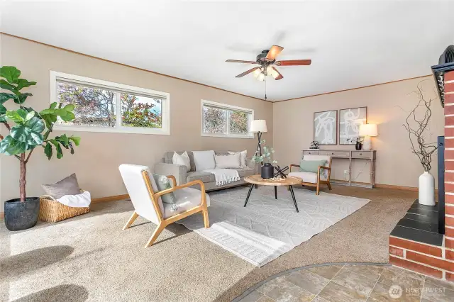 Great size living room just off entry w/tons of natural light