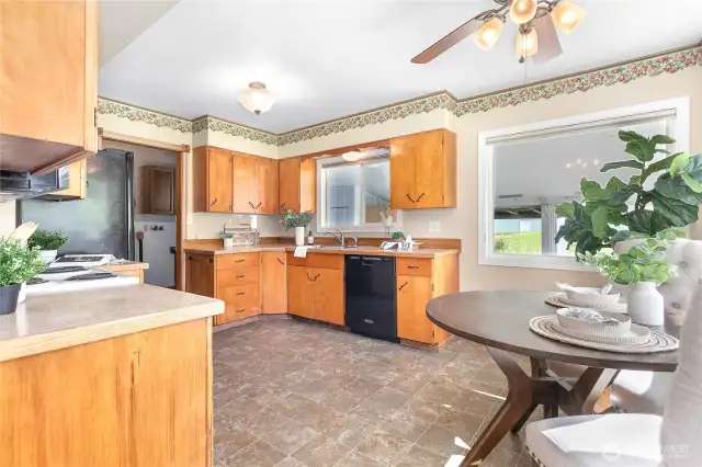 Great size kitchen w/plenty of storage & room for island