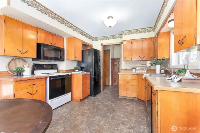 Utility room w/extra closet (could be pantry) just off back of kitchen