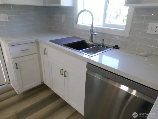 Yes, there is a dishwasher!!