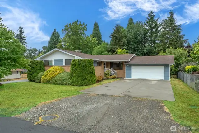1600sf main level living with 1500sf of finished basement.