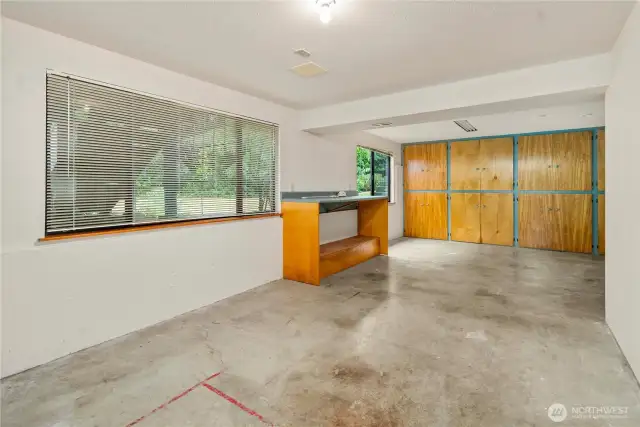 Extra large bonus room/ shop.