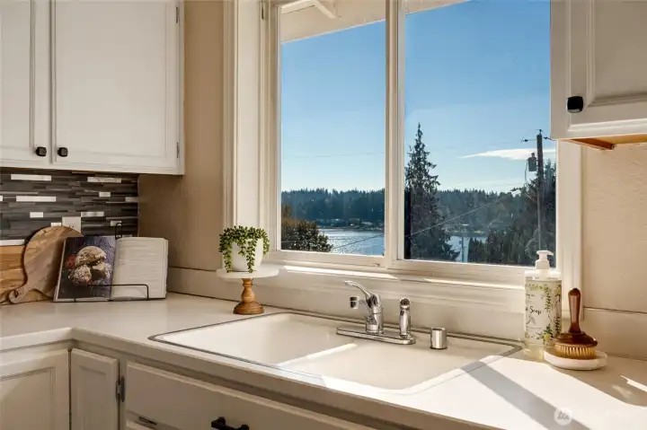 Dishes are a cinch with views like that!