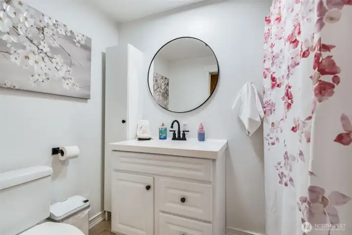 Full Bathroom in Hallway