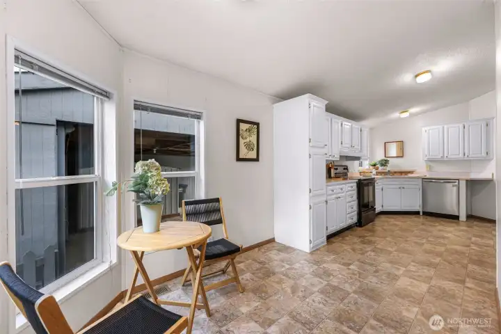 You can see the carport out the windows here and if guests arrive, easily seen thru breakfast nook.