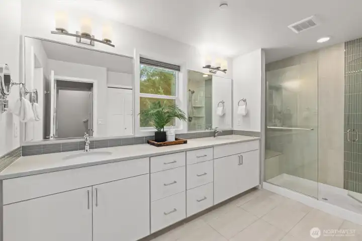 Ensuite bathroom (staged)