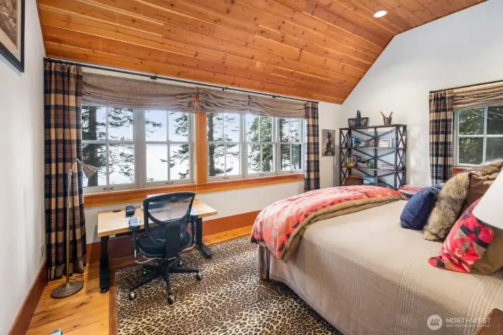 3RD BEDROOM FACING THE WATER