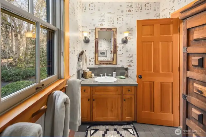 2ND FLOOR  FULL BATH FOR BOTH BEROOMS