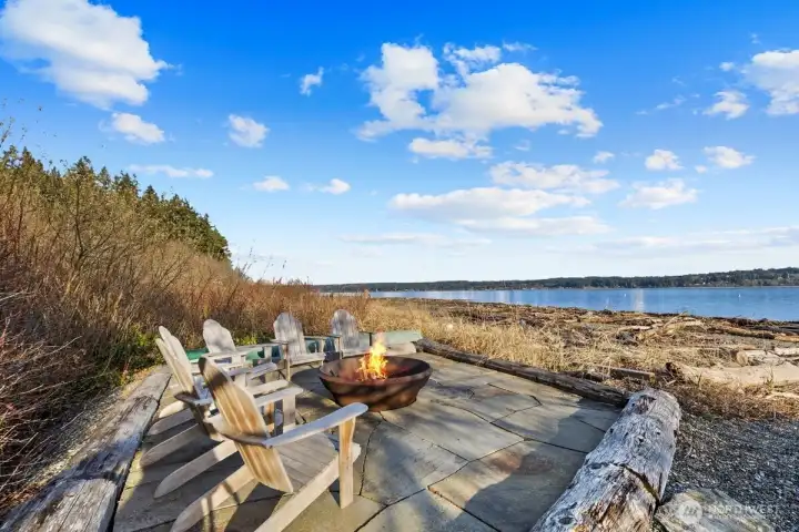 PRIVATE BEACH- AMAZING PLACE TO WATCH ALL KINDS OF MARINE TRAFFIC AND FULL MOONS!
