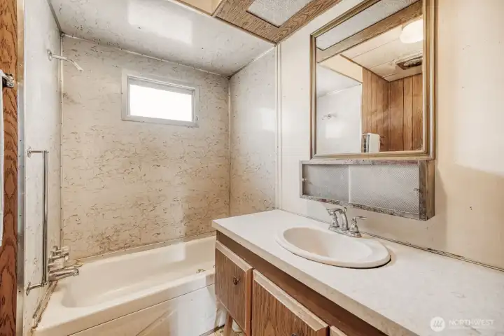 Main Bathroom Main Bathroom
