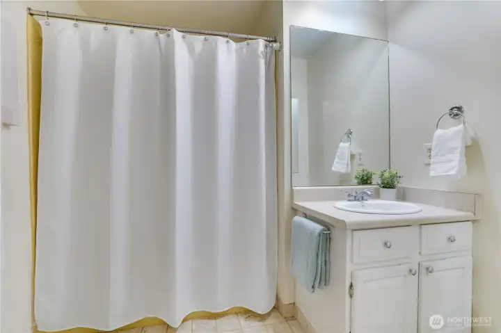 Main floor full bathroom