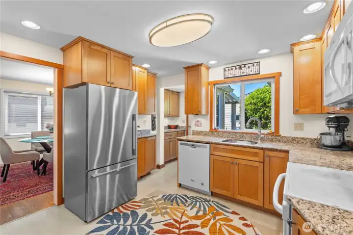 Kitchen w/Newer Cabinets, Granite Counters and Backsplash. Stainless Steel Sink.