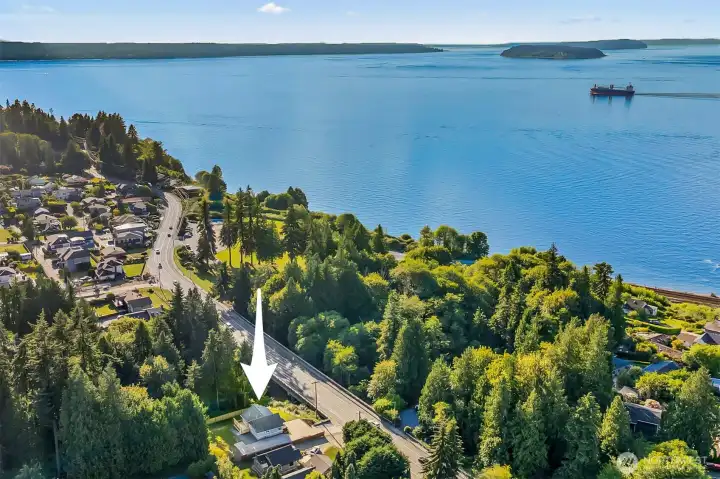 Minutes from the ferry terminal~ Minutes from Boeing~ Minutes from wonderful shopping and restaurants~ Minutes from the beach~ Surrounded by upscale homes~
