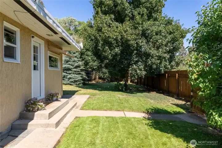 Property offers fully privacy fenced yard and automatic sprinklers. Property offers fully privacy fenced yard and automatic sprinklers.