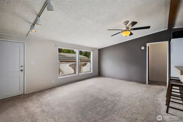 Vaulted ceilings w/ ceiling fans