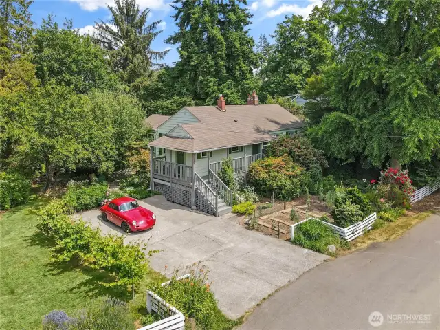 This yard has been sustainably "farmed" for many years now. It is ready to welcome a new caretaker with fertile soil and a fantastic end of the road ambiance