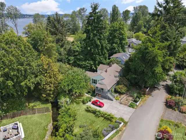 Yes. That is Lake Washington right over there.