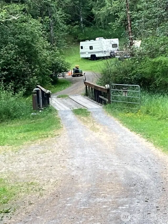 In 8/10 of a mile on a good gravel road after the security gate, you come to a little bridge crossing the Little Mashell River. Do not cross this bridge. The bridge and property with house beyond belong to the neighbor. Park in the area to the left just before the bridge.