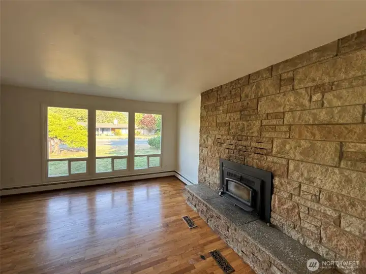 Wood burning fireplace w/new chimney liner (extra liner in garage goes w/the sale)