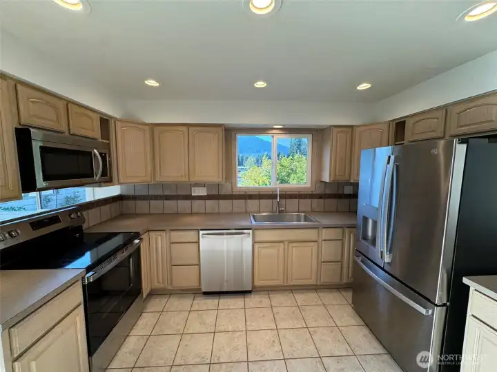 Kitchen with new appliances that stay w/home!