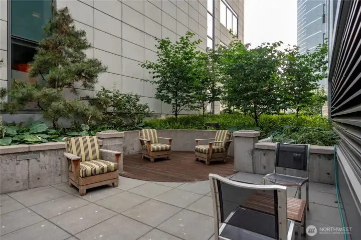 Many places to entertain on the community deck