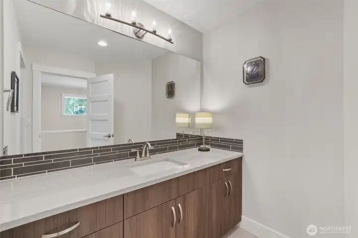 Upstairs full bathroom