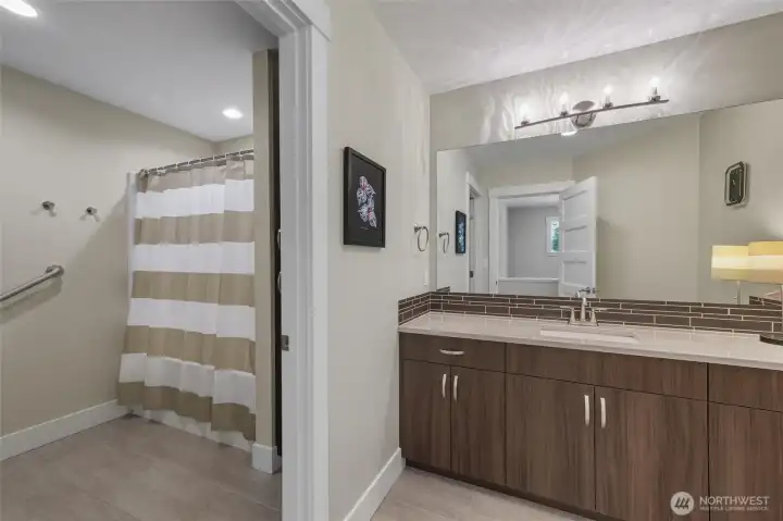 Upstairs full bathroom