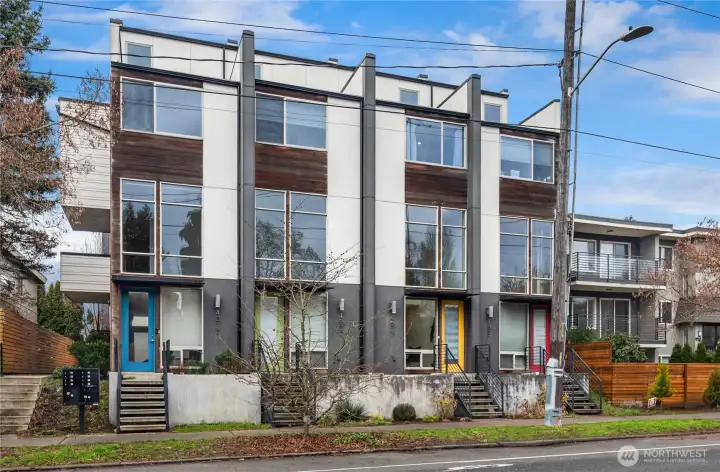 Fantastic location and all the desired features make this townhouse special. Discover this move-in ready townhouse in the heart of West Seattle, you won't be disappointed.