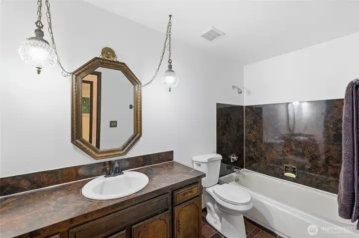 Full bath off hallway upstairs