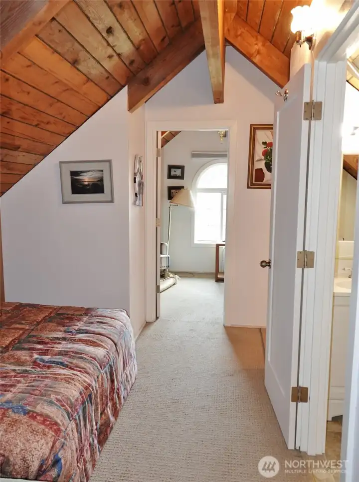 Upstairs area between the 2 bedrooms.