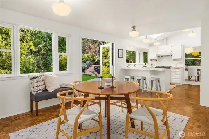 Several options for dining close to the cook!