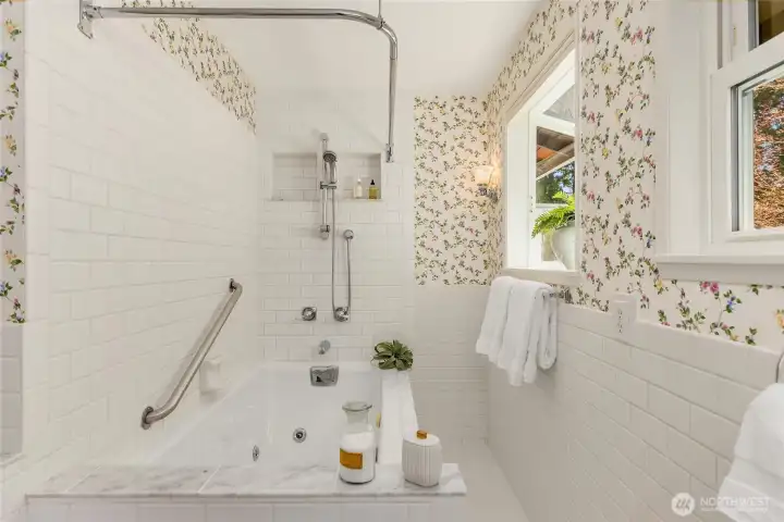 Jetted Tub/Shower combination at primary bath.