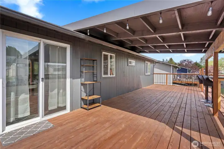 Huge outdoor deck with eat in bar.