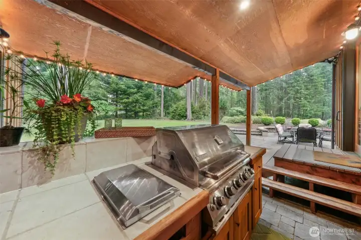 Built-in covered outdoor kitchen is ideal for entertaining! Built-in covered outdoor kitchen is ideal for entertaining!