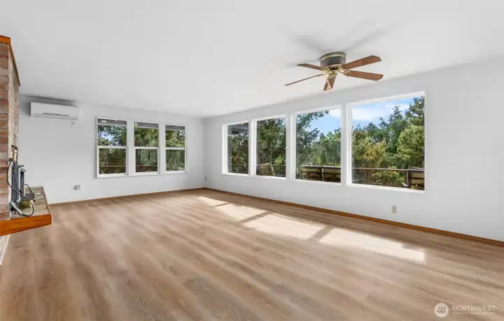 Spacious great room with lots of natural light Spacious great room with lots of natural light