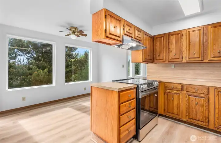 Great dining area with more wooded views Great dining area with more wooded views