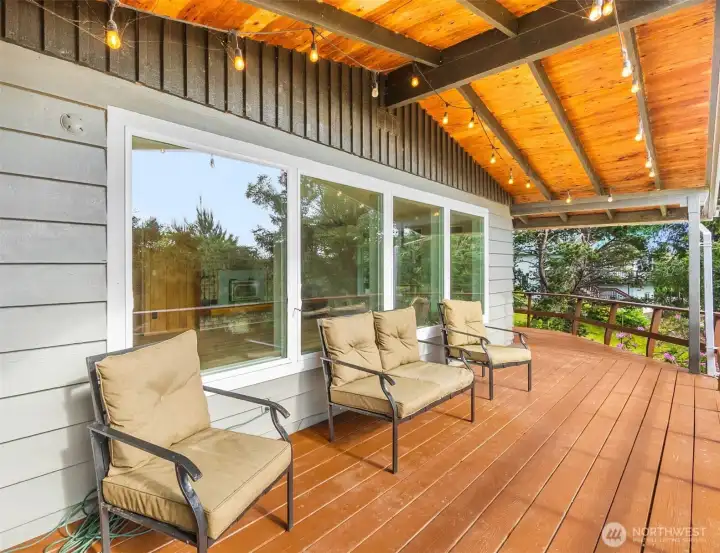 Great covered deck area for year round enjoyment Great covered deck area for year round enjoyment