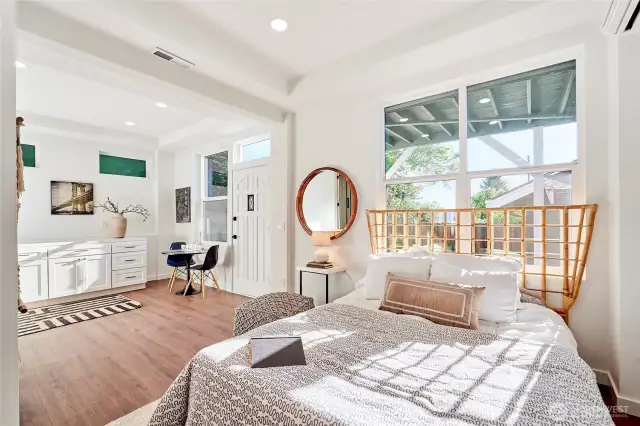 MIL/ADU studio with separate entrance.
