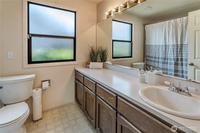 Main level bath between the bedrooms
