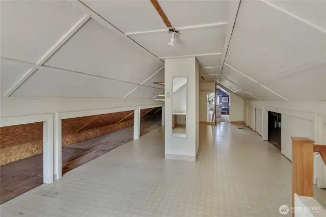Upstars bonus room for storage and/or an office