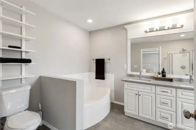 5-Piece en-suite bathroom.
