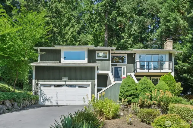 Main Image - Views of Lake Sammamish and Cascade Mountains