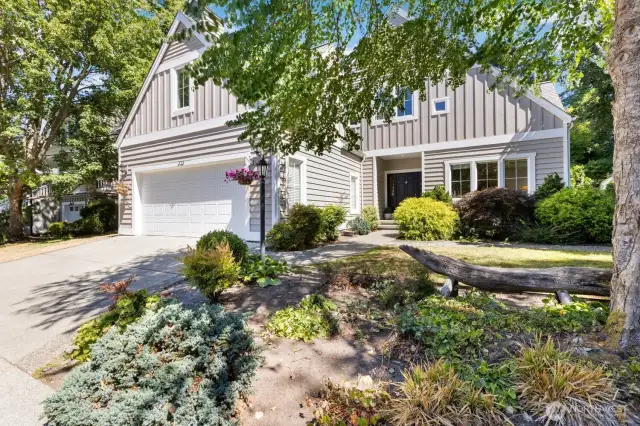 Lovely side yard near walk path