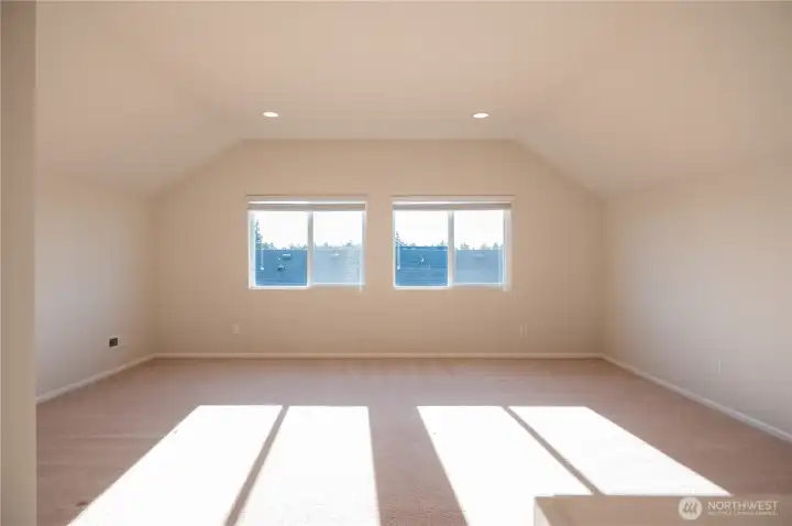 large loft can be a 5th bedroom has closets