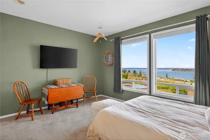 Main level guest bedroom