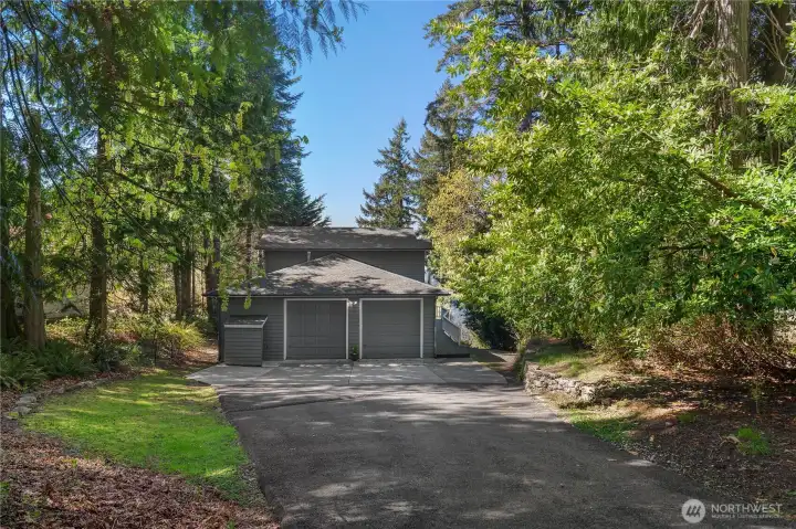 Arrive home to privacy, towering trees, and a sought-after waterfront setting. Arrive home to privacy, towering trees, and a sought-after waterfront setting.
