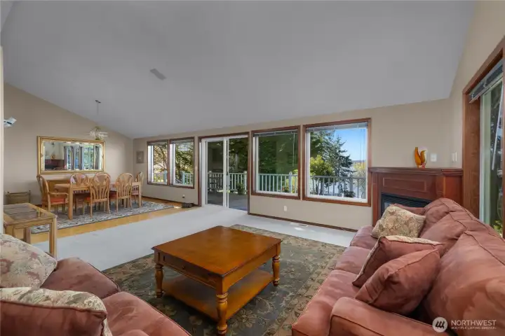 Entertain with ease in bright gathering spaces designed around the view. Entertain with ease in bright gathering spaces designed around the view.