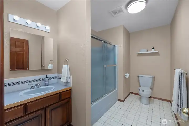 Main Floor Hall Full Bath for Guest Use. Main Floor Hall Full Bath for Guest Use.